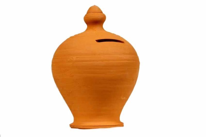 Hucha de barro rojo clásica artesanal de 22x16 cm.