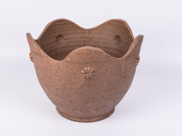 maceta de barro con adornos de flores