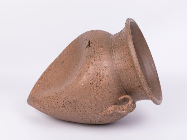 maceta de barro de pared con dos asas