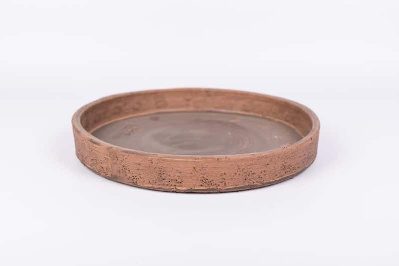 Plato de barro rústico artesanal modelo cubremacetas de 22x3cm.