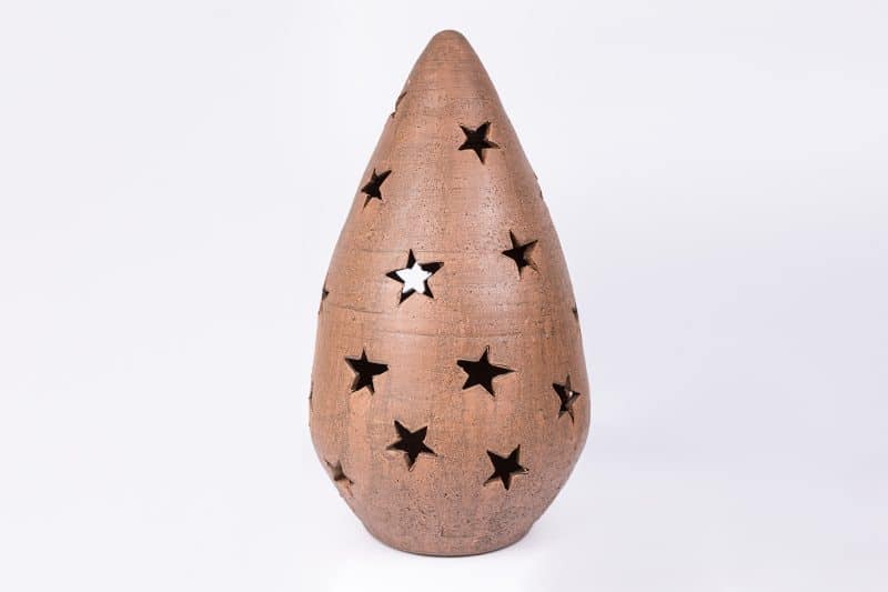 lampara farol de barro con estrellas para jardin. Las medidas son 45 cm de alto por 30 cm de ancho aproximadamente.